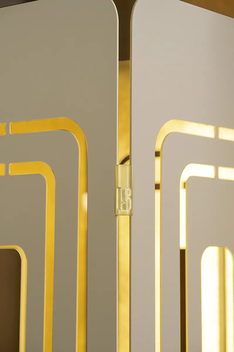 Détail motif Art Déco feuille d'or luminaire Atik
