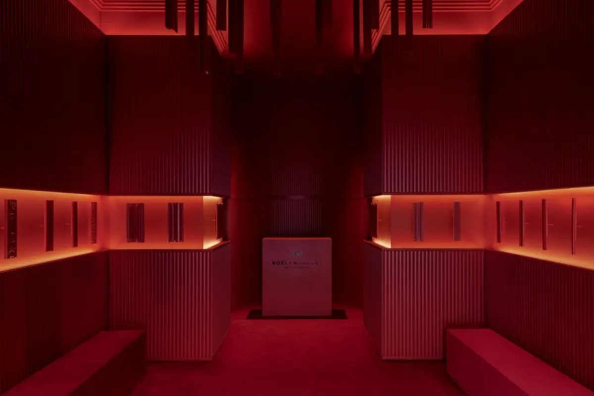 Noël & Marquet — stand rouge ambiance moulures Maison Esclavissat Mâcon