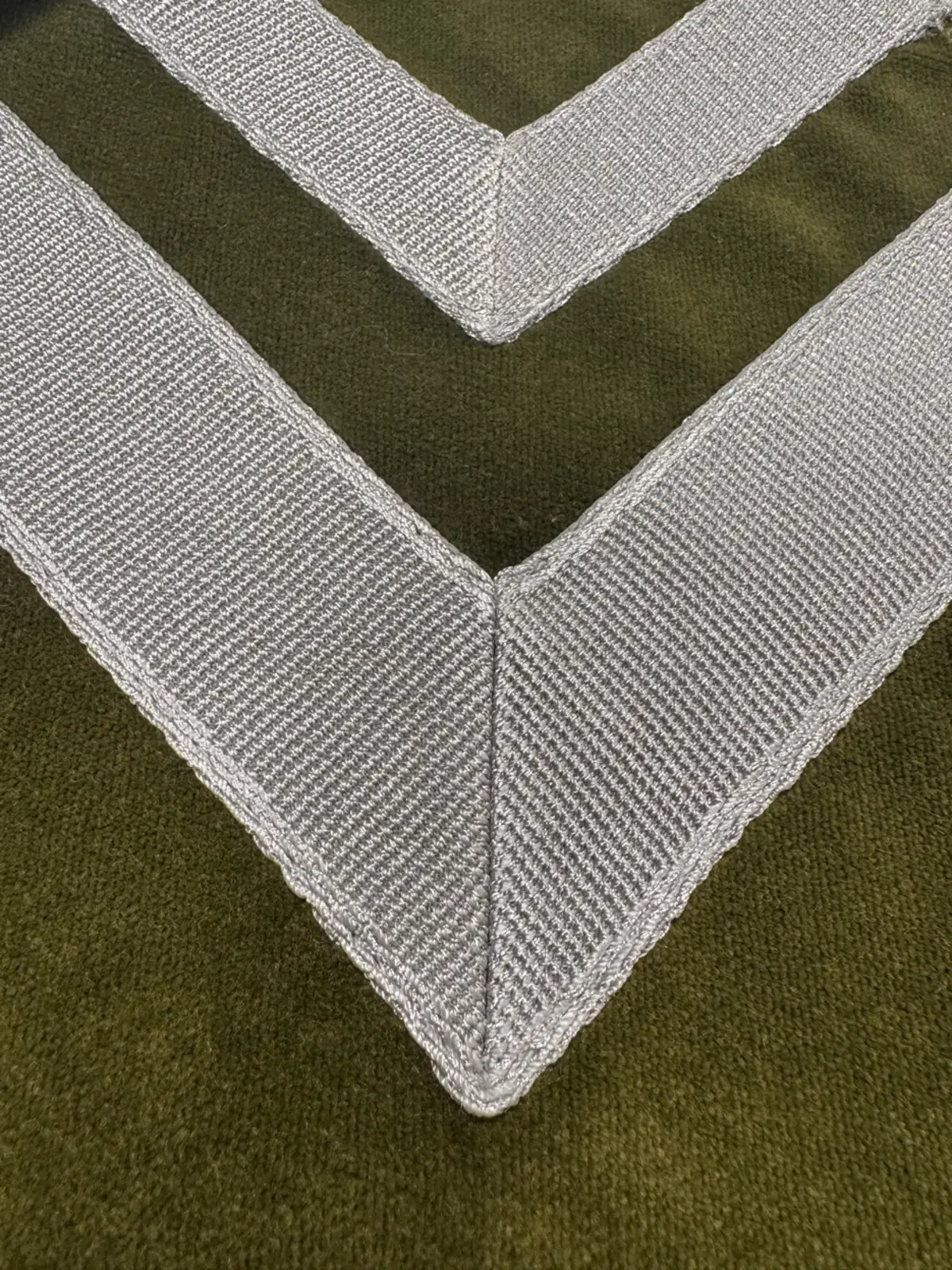 Détail galon angle velours vert — Finition tapissier Maison Esclavissat