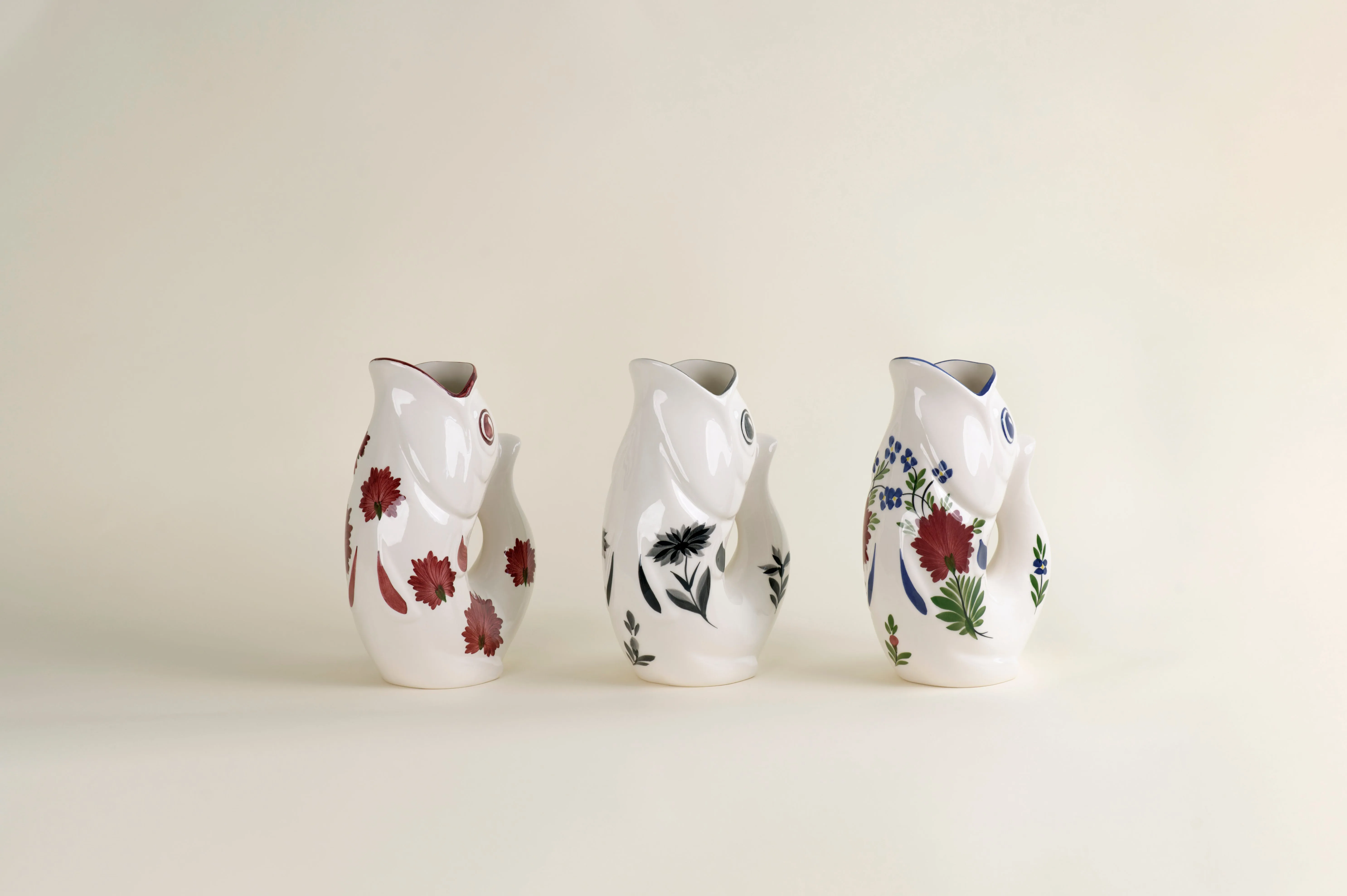Trio de carafes Glouglou Faïencerie de Charolles motif œillet peint à la main — Maison Esclavissat Mâcon