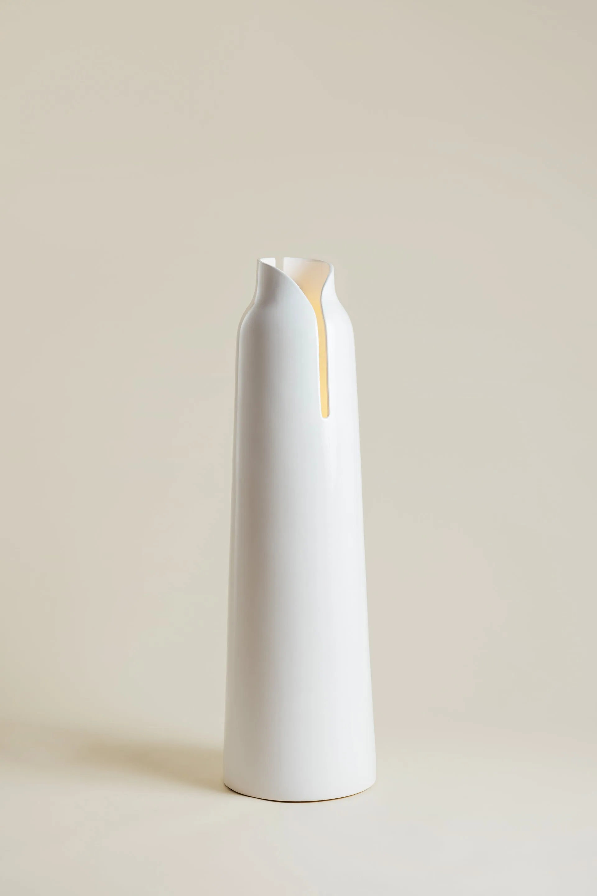 Lampadaire Col blanc en céramique Faïencerie de Charolles, lumière allumée — Maison Esclavissat Mâcon