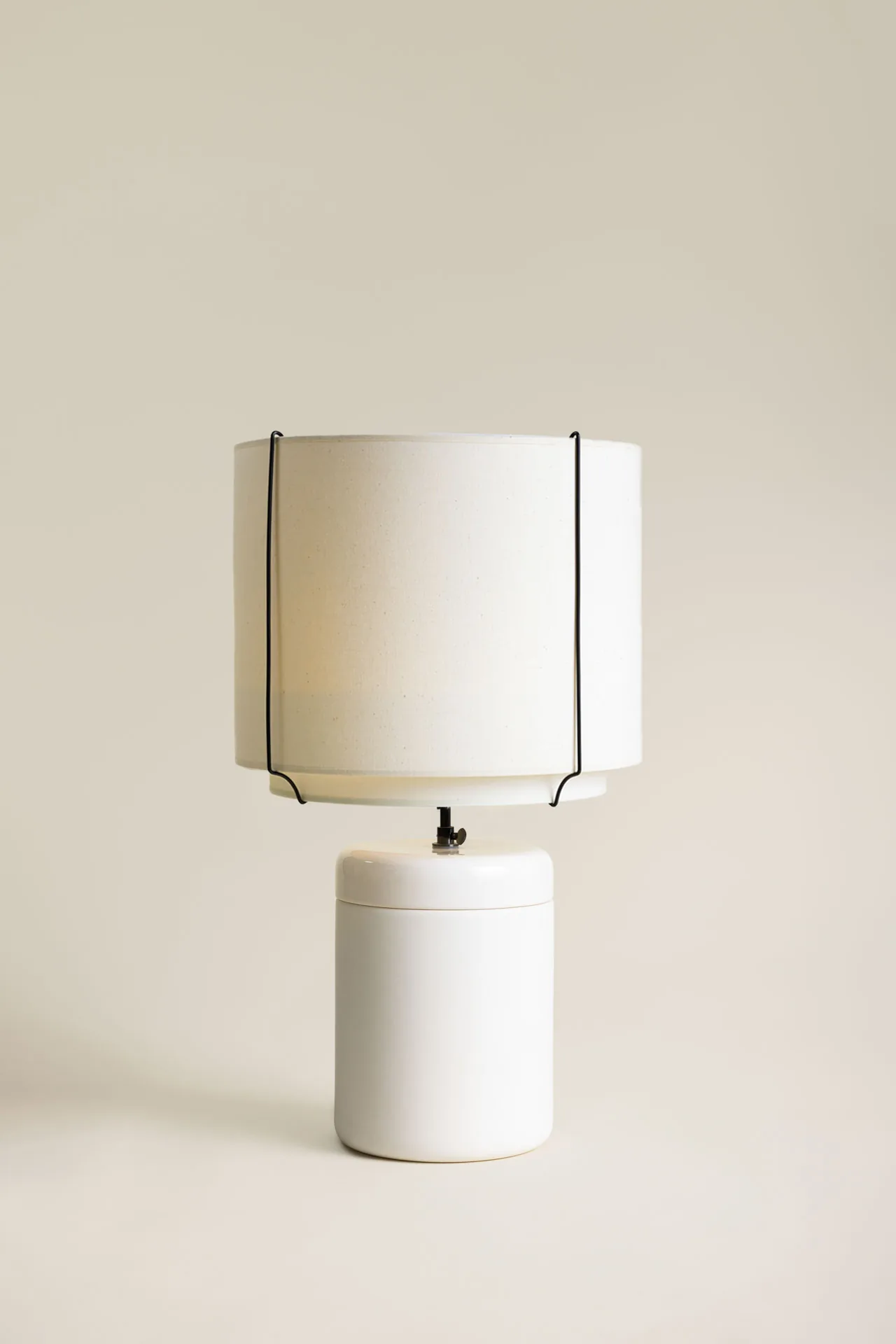 Lampe à poser Totem blanche céramique Faïencerie de Charolles, lumière allumée — Maison Esclavissat Mâcon