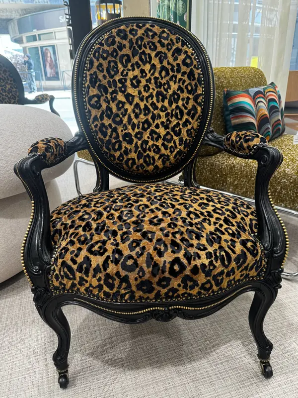 Fauteuil médaillon Napoléon III velours léopard — Tapissier Maison Esclavissat Mâcon