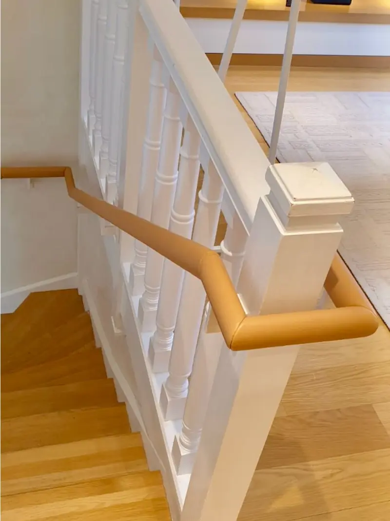 Gainage rampe escalier cuir — Tapissier Maison Esclavissat Mâcon