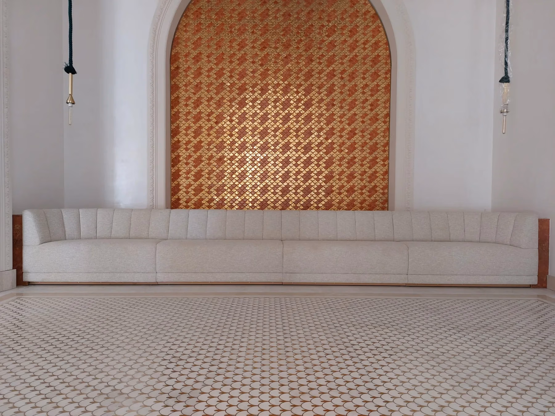 Banquette sur mesure et mur en cuir tressé réalisés pour l'hôtel Carlton à Cannes par Maison Esclavissat
