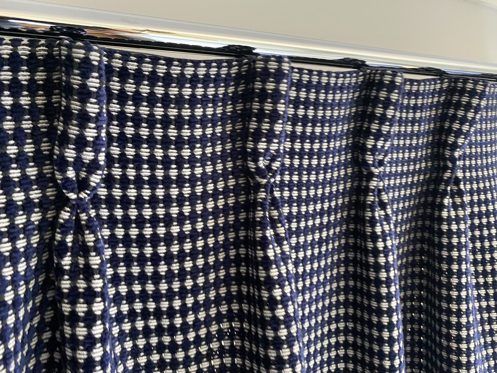 Détail de rideau en tissage natté marine et blanc — Maison Esclavissat