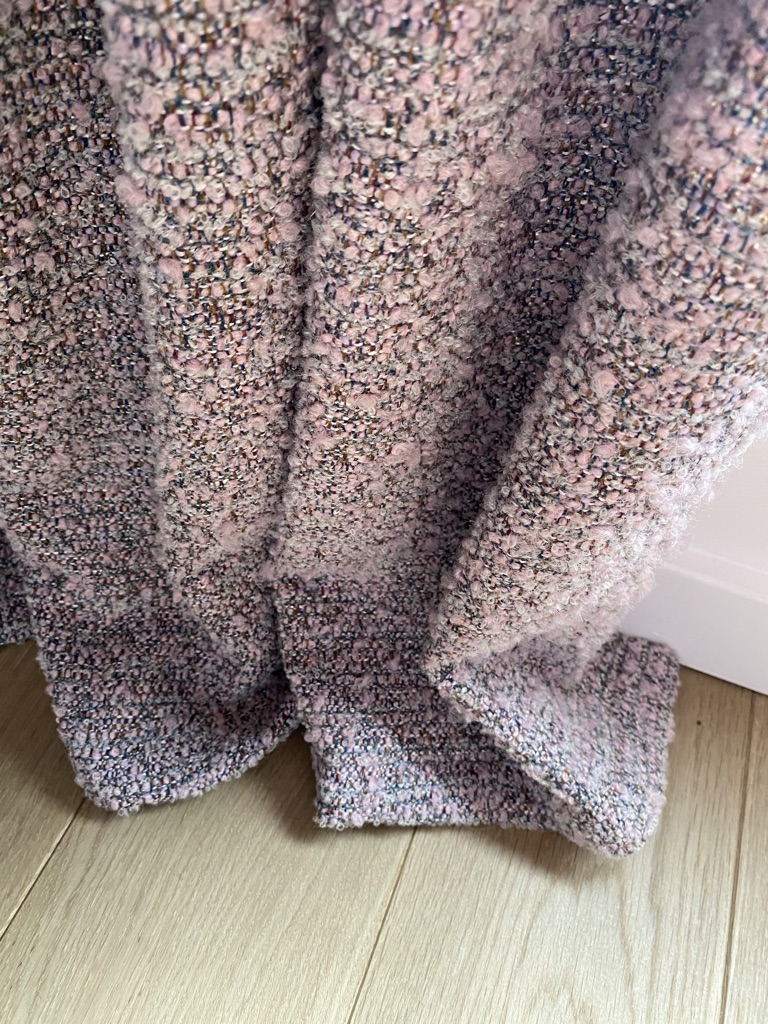 Détail de tissu bouclé rose — Maison Esclavissat