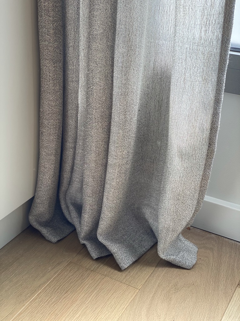 Détail de tombée cassée sur tissu gris chiné — Maison Esclavissat