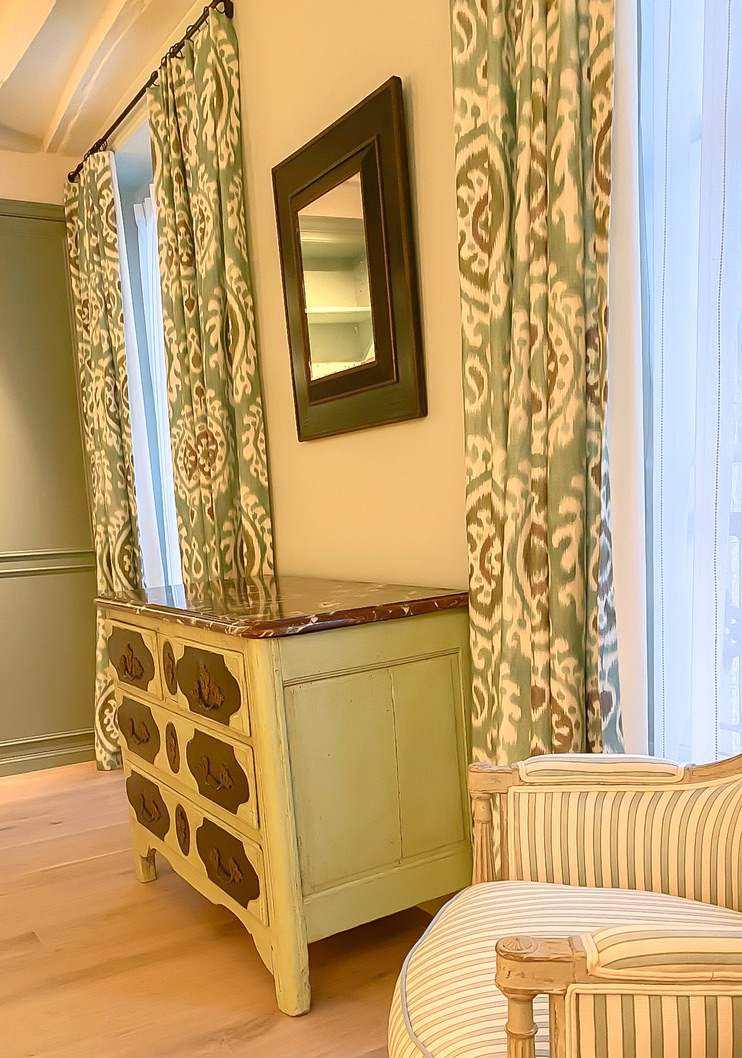 Doubles rideaux en lin ikat vert avec voilages — Maison Esclavissat