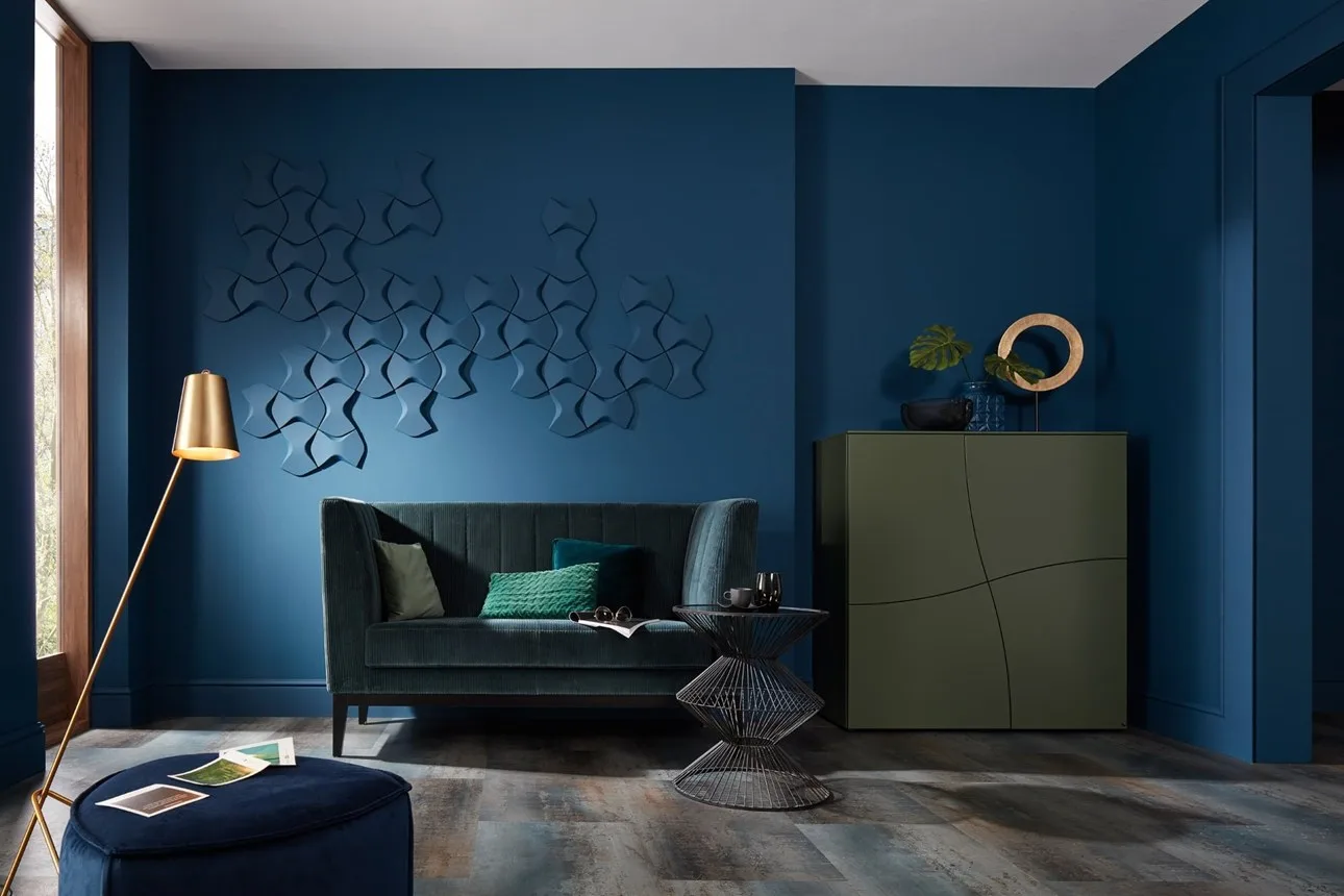 Éléments muraux 3D Noël & Marquet bleu nuit dans un salon — Maison Esclavissat Mâcon