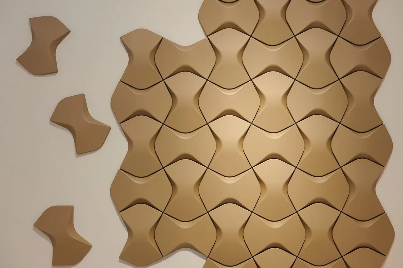 Pose d'éléments muraux 3D Noël & Marquet taupe — Maison Esclavissat Mâcon