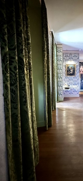 Enfilade de rideaux damas vert en galerie — Maison Esclavissat