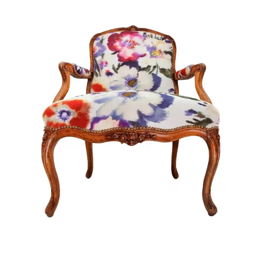 Fauteuil à la reine retapissé en tissu fleuri à l’atelier — Maison Esclavissat Mâcon