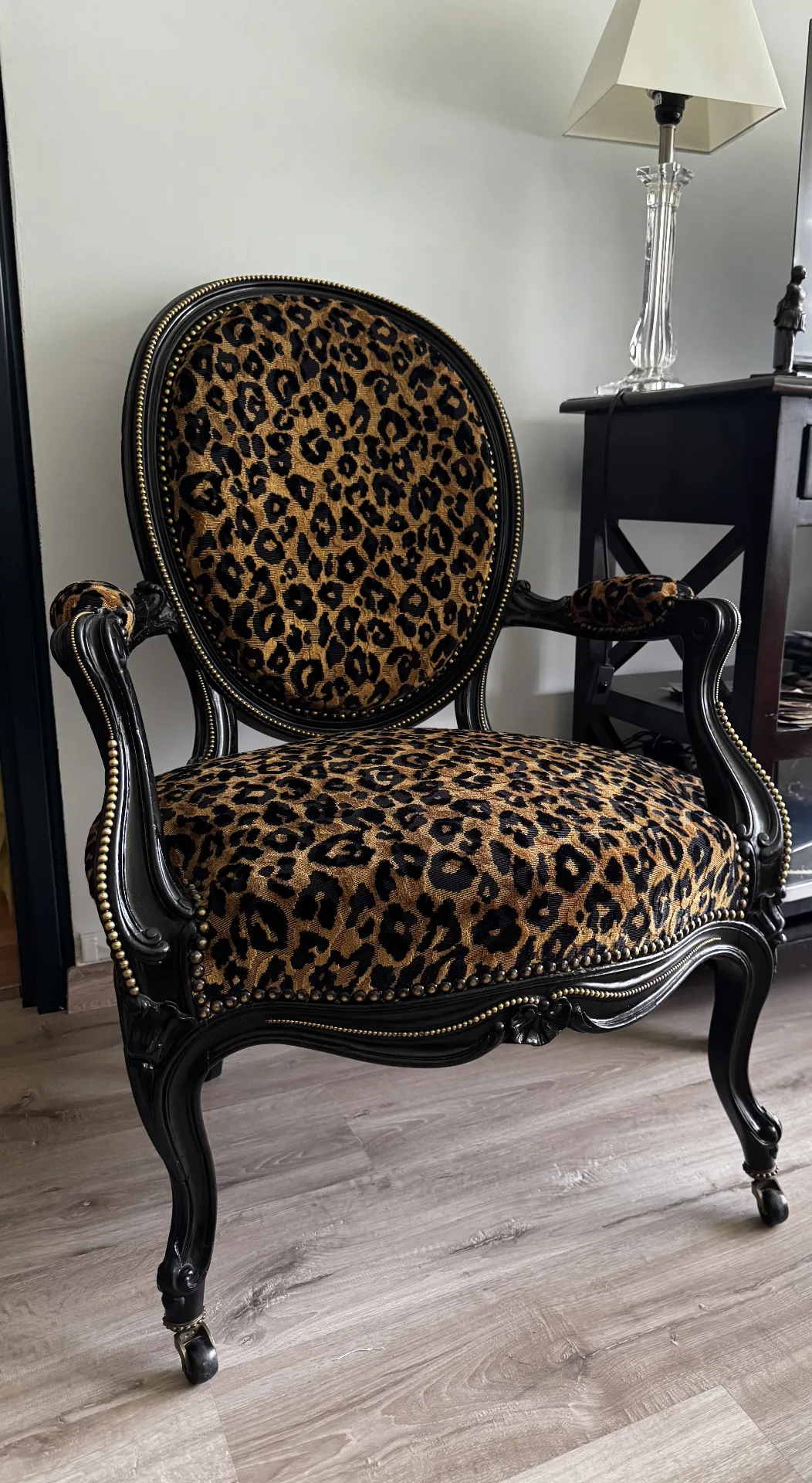 Fauteuil Napoléon III retapissé en velours léopard — Maison Esclavissat Mâcon