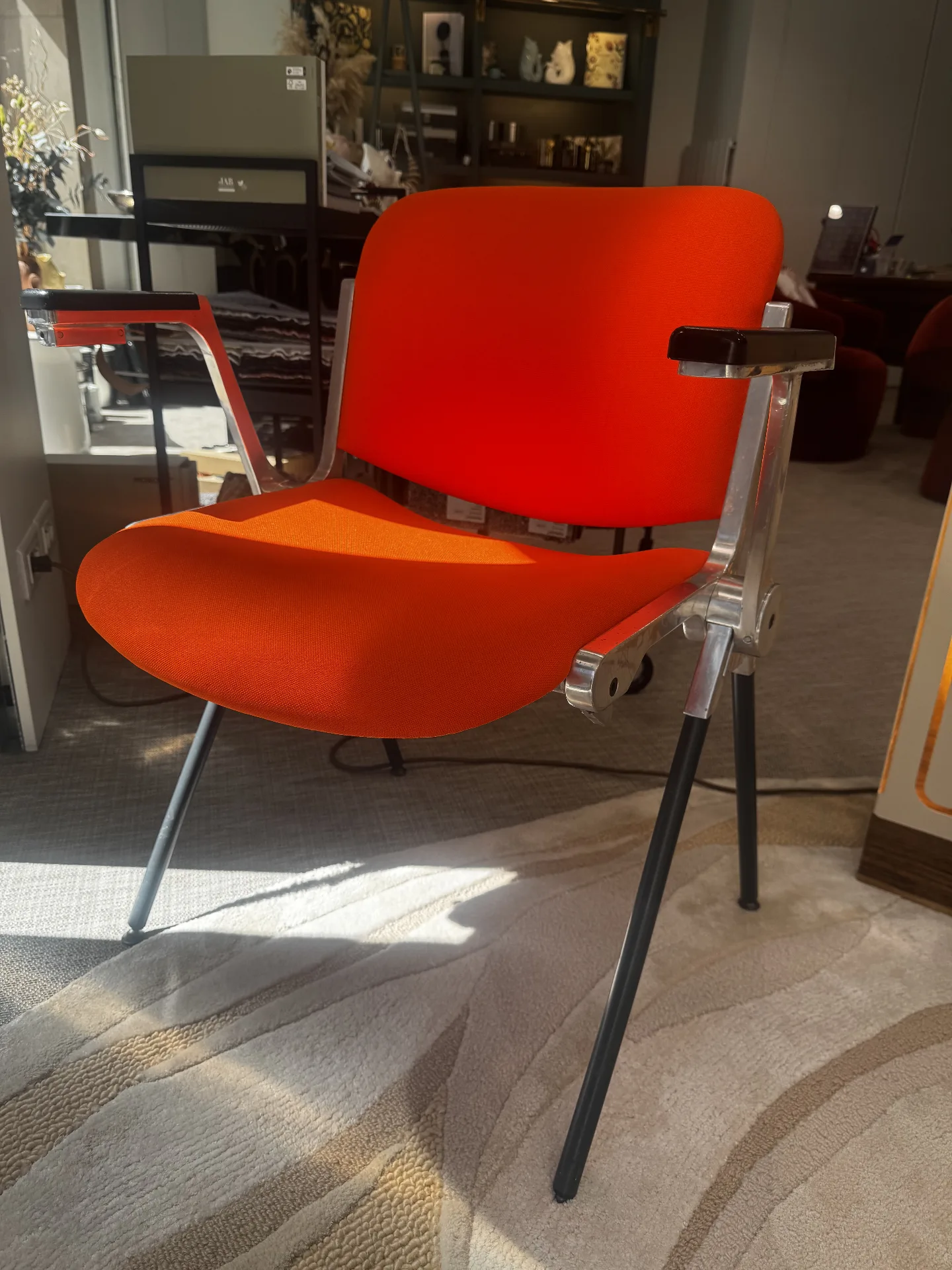 Fauteuil vintage retapissé en tissu Gabriel orange — Maison Esclavissat Mâcon