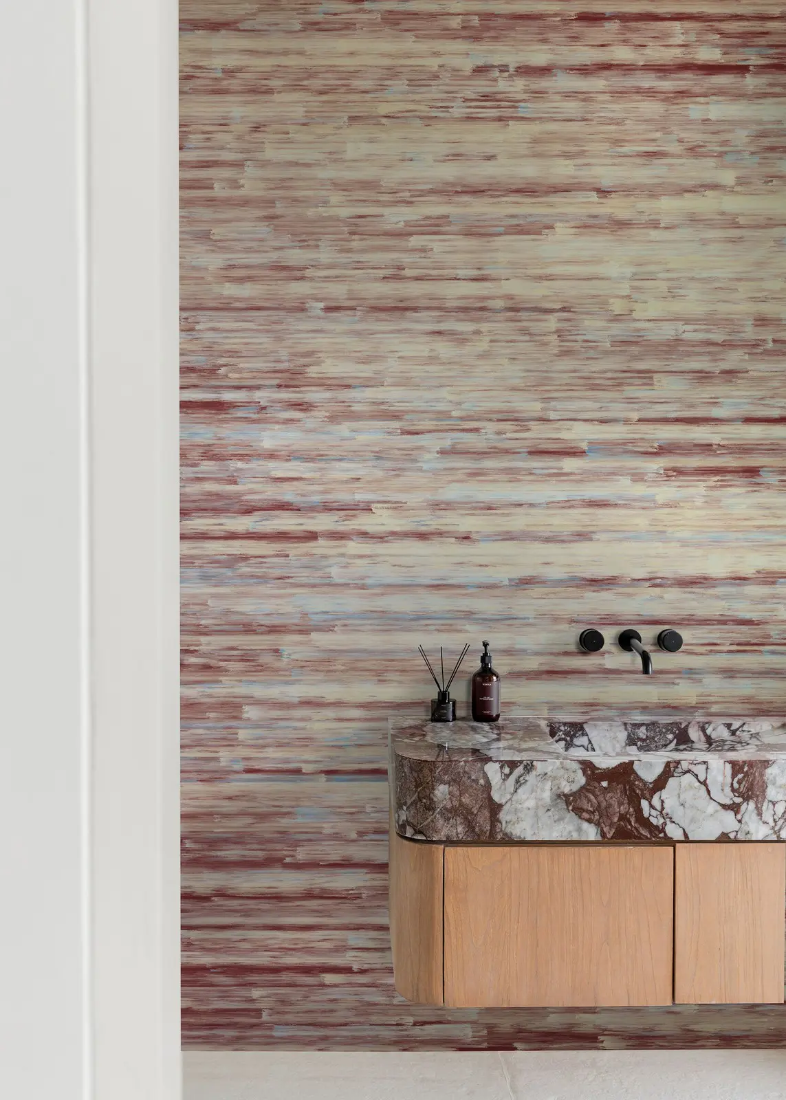 Papier peint étanche Wall & Deco Wet System Riverberi — effet minéral pour douche italienne, Maison Esclavissat