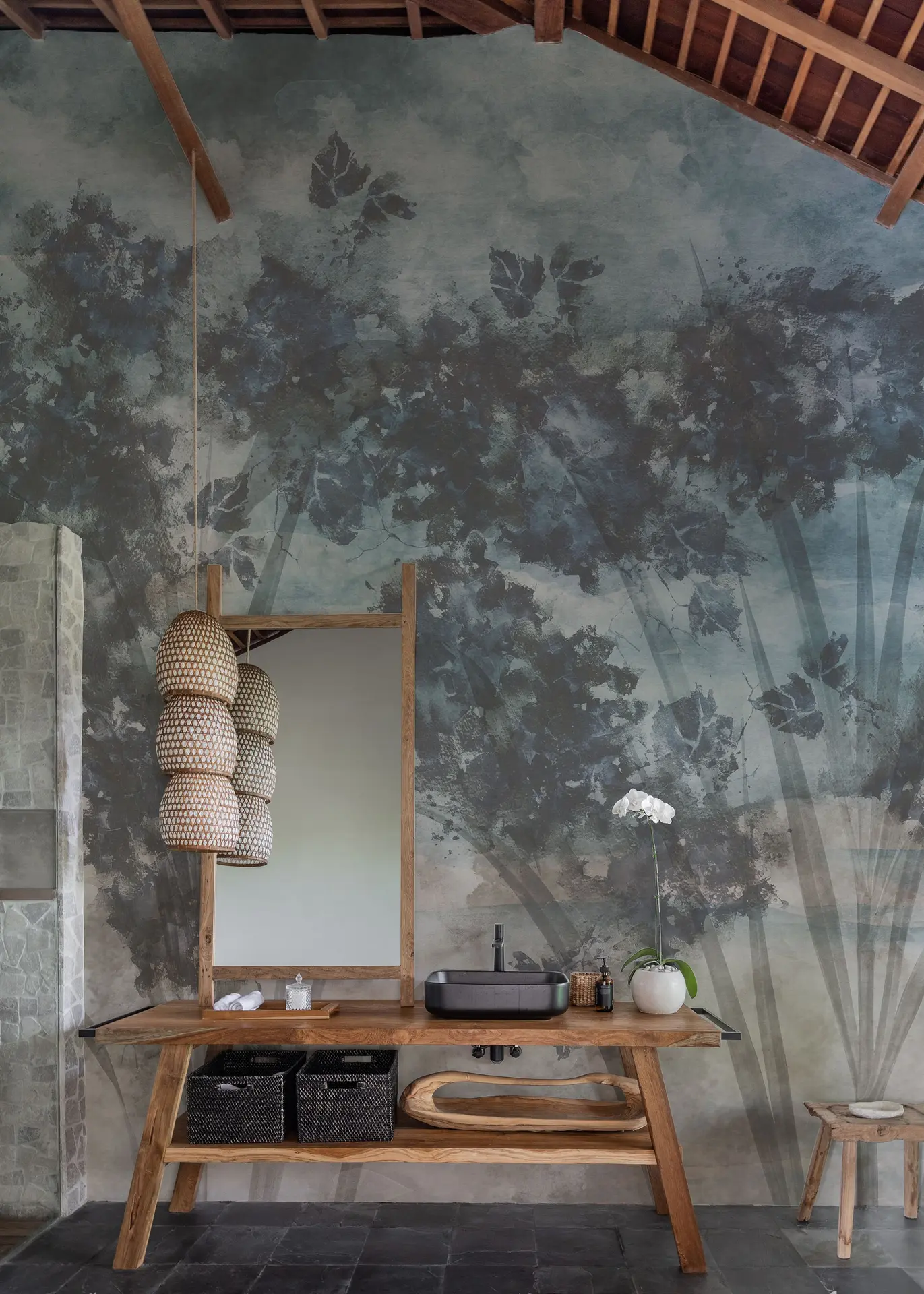 Papier peint étanche Wall & Deco Wet System Tree Canopy dans une salle de bain contemporaine — décor mural imperméable, Maison Esclavissat