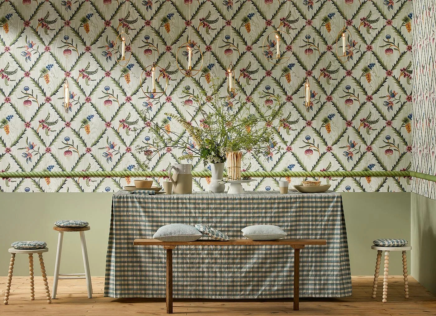 Papier peint Pierre Frey treillage fleuri, salle à manger — Maison Esclavissat