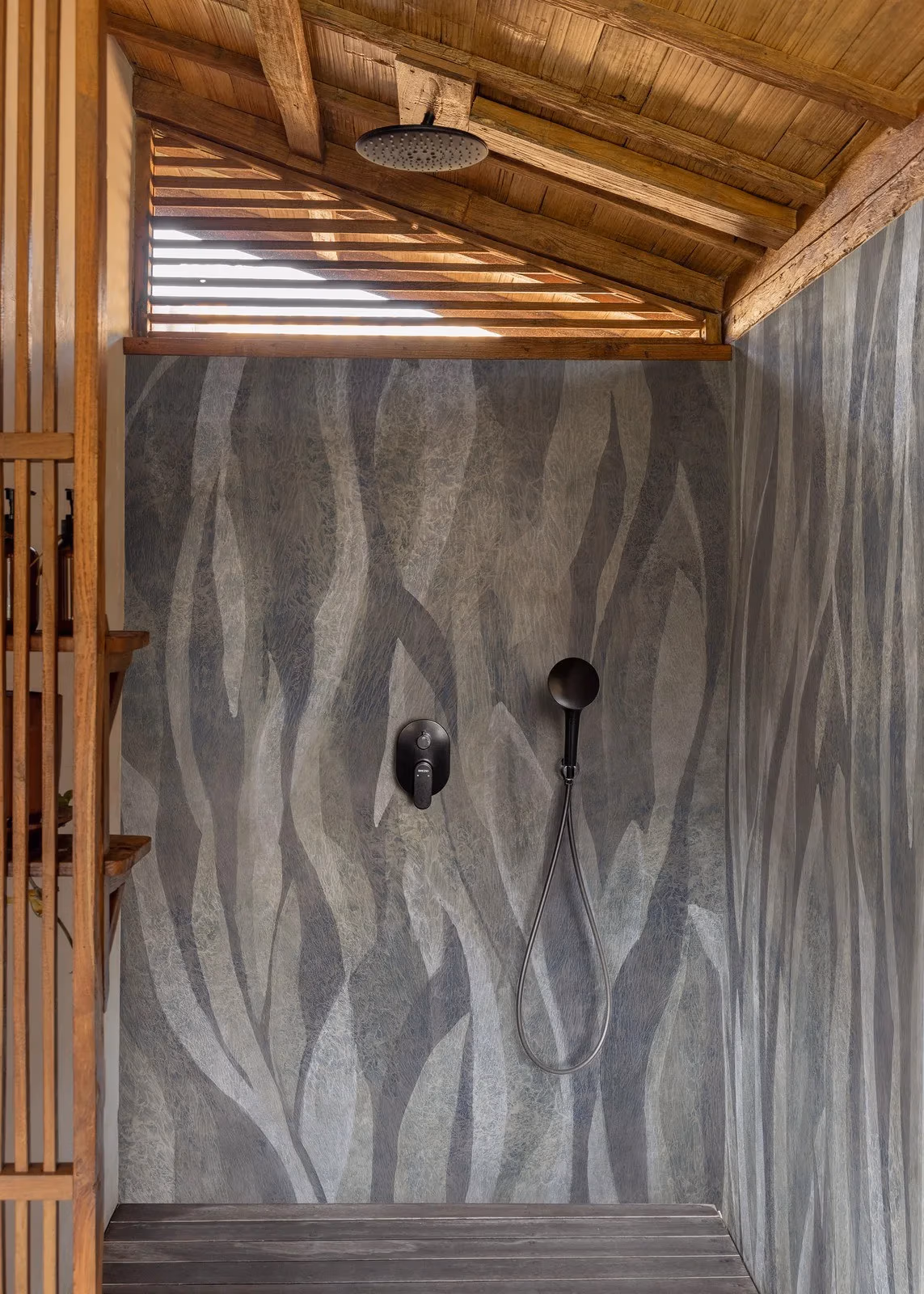 Papier peint étanche Wall & Deco Wet System en salle de bain — Maison Esclavissat à Mâcon