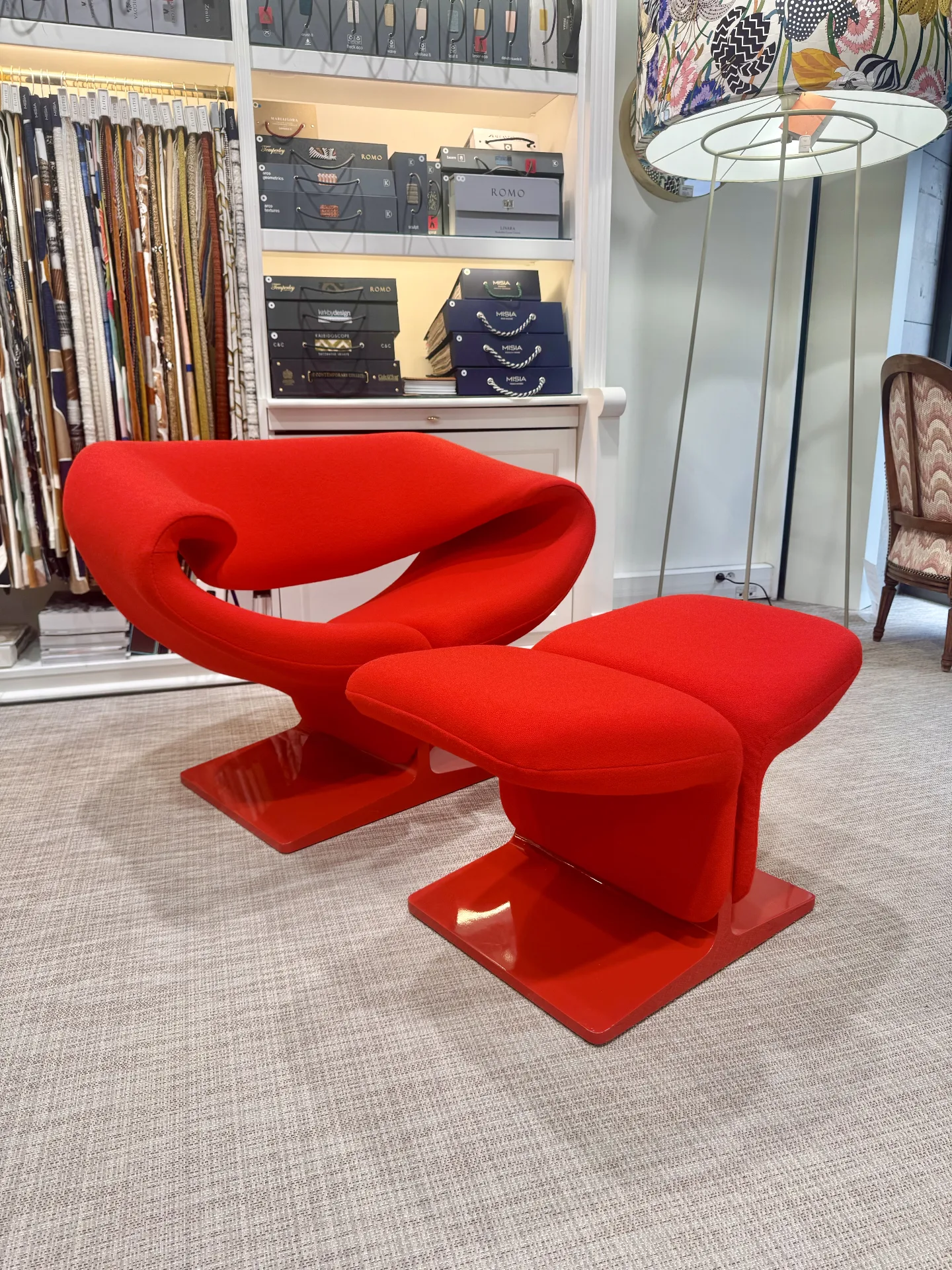 Ribbon Chair de Pierre Paulin recouvert en laine Kvadrat — Maison Esclavissat Mâcon