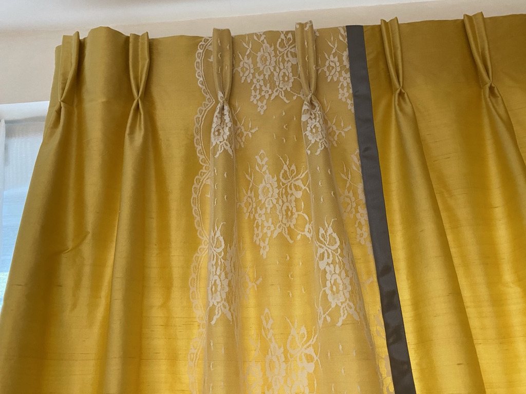 Rideau en soie jaune avec incrustation de dentelle — Maison Esclavissat