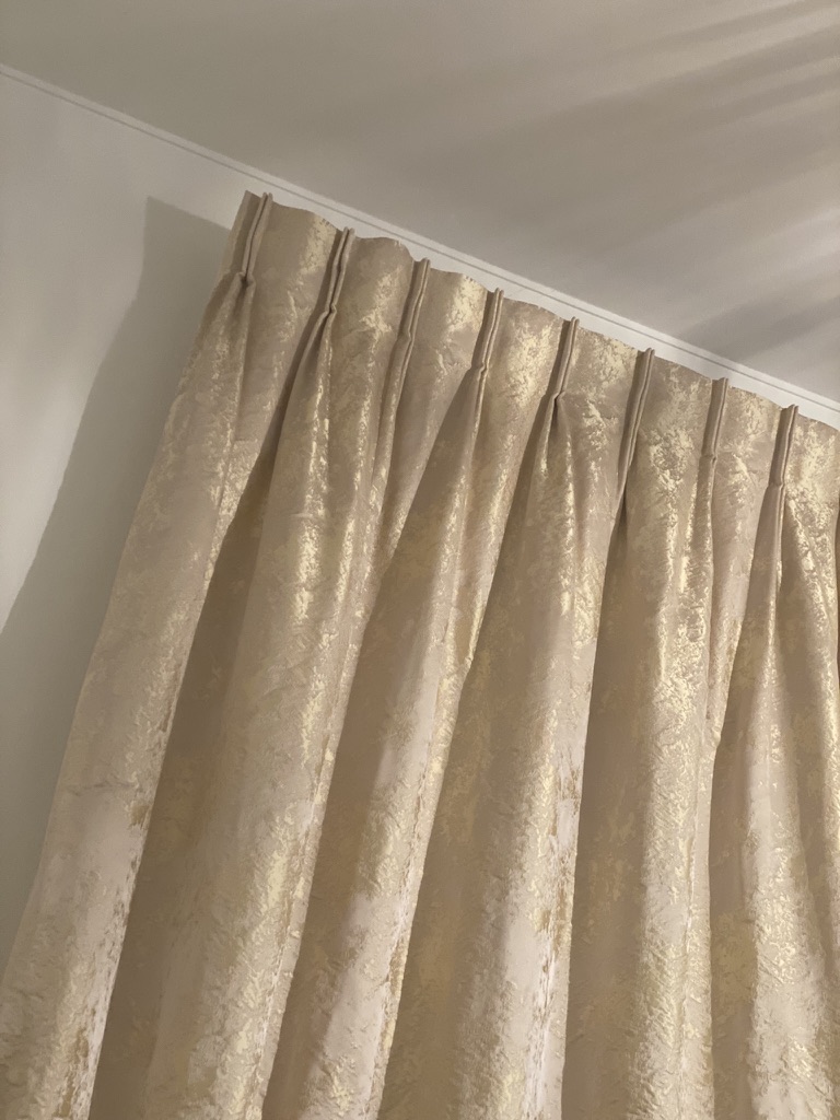 Rideaux à plis pincés en jacquard champagne — Maison Esclavissat