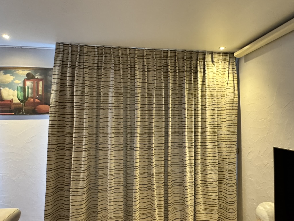 Rideaux à plis pincés en tissu rayé, pose plafond — confection Maison Esclavissat Mâcon