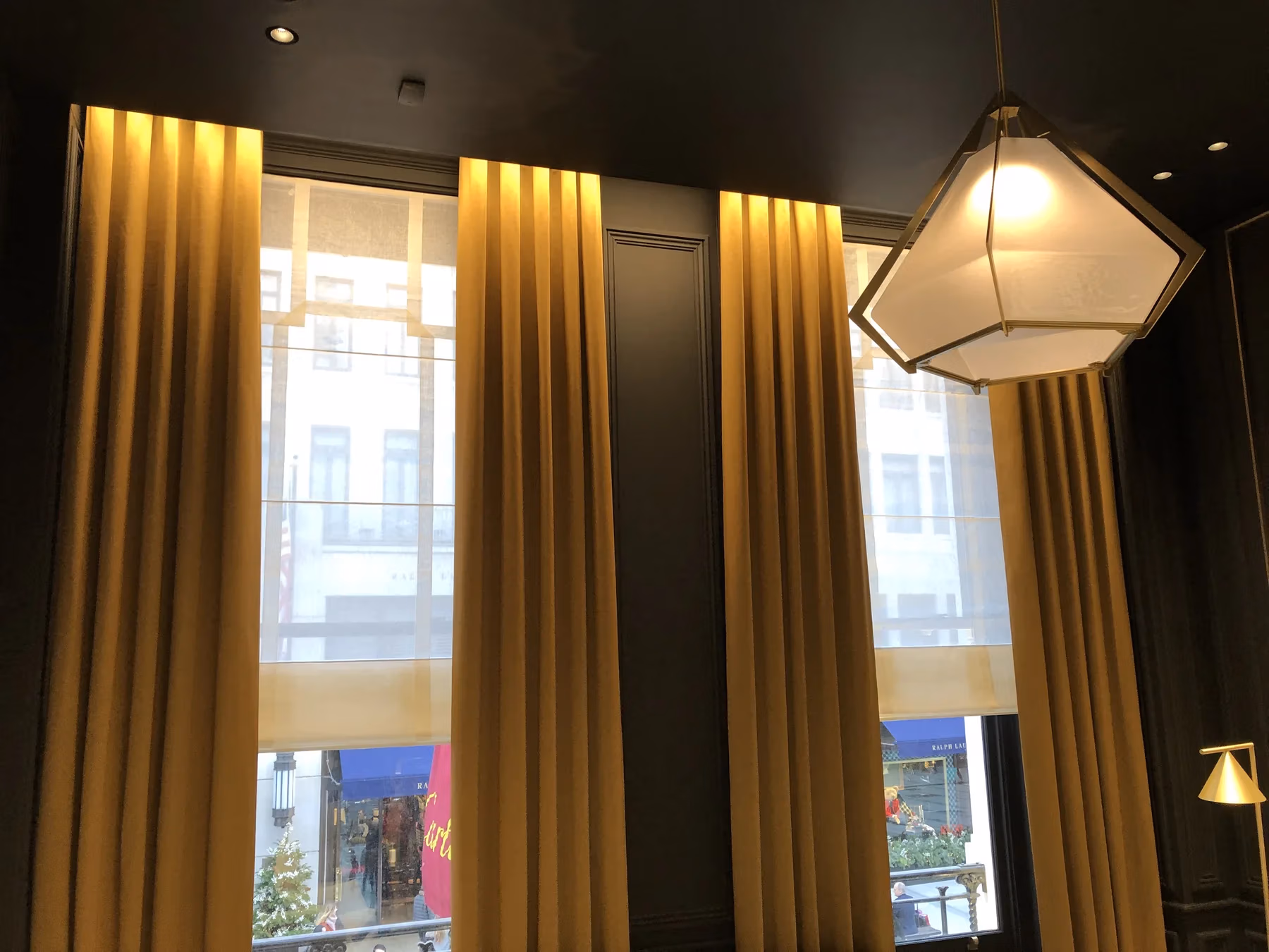 Rideaux et stores pour une boutique de luxe, réalisation Maison Esclavissat