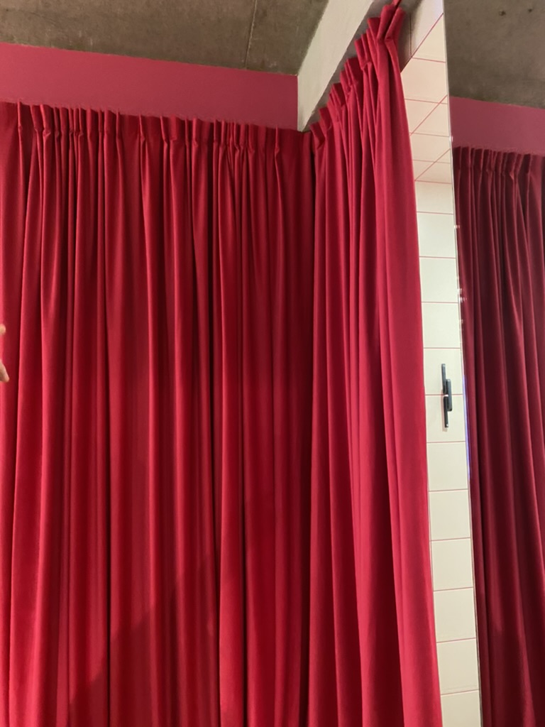 Rideaux rouges à plis crayon toute hauteur — Maison Esclavissat