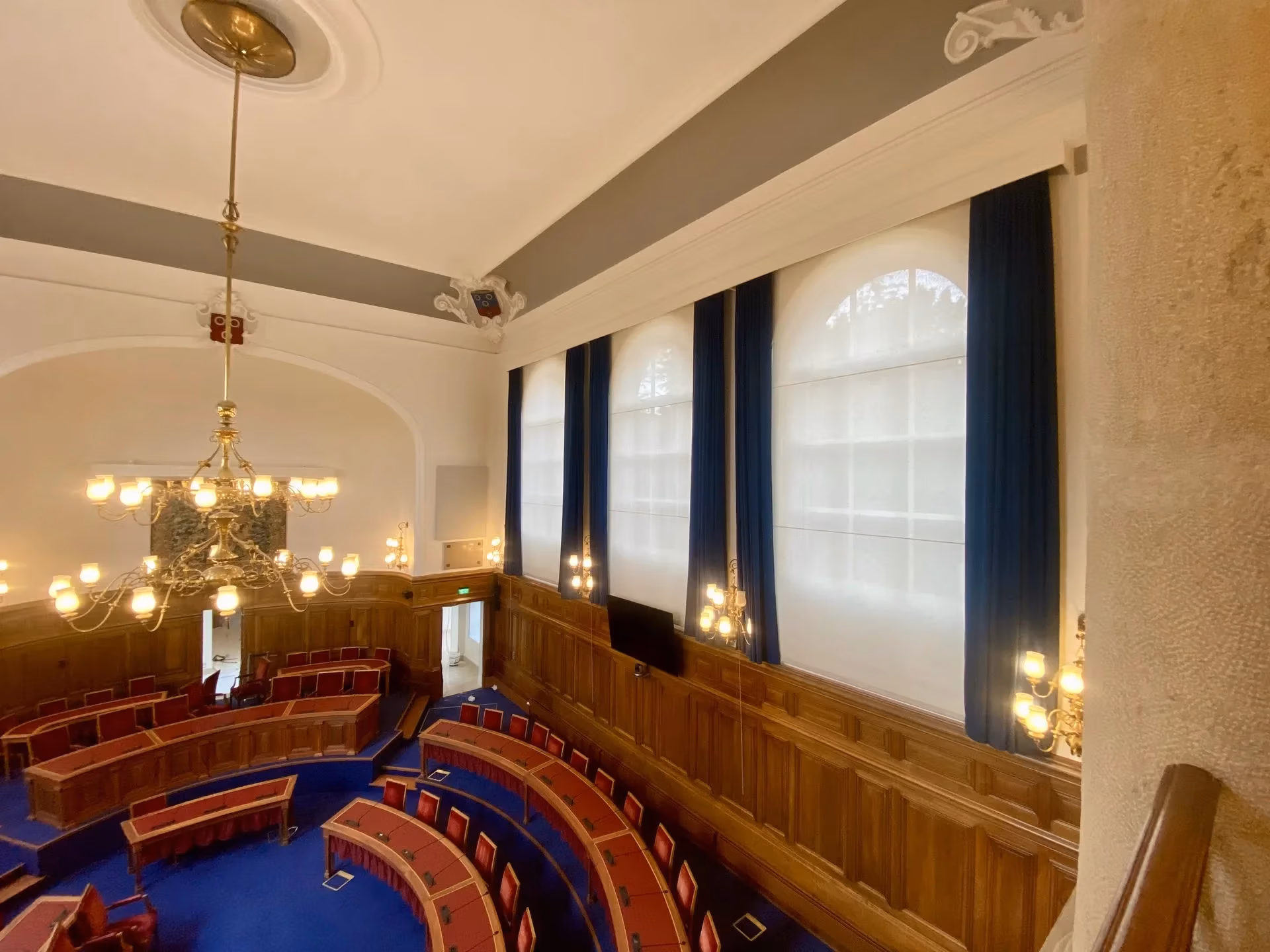 Rideaux sur mesure confectionnés et posés par Maison Esclavissat dans une salle de conseil