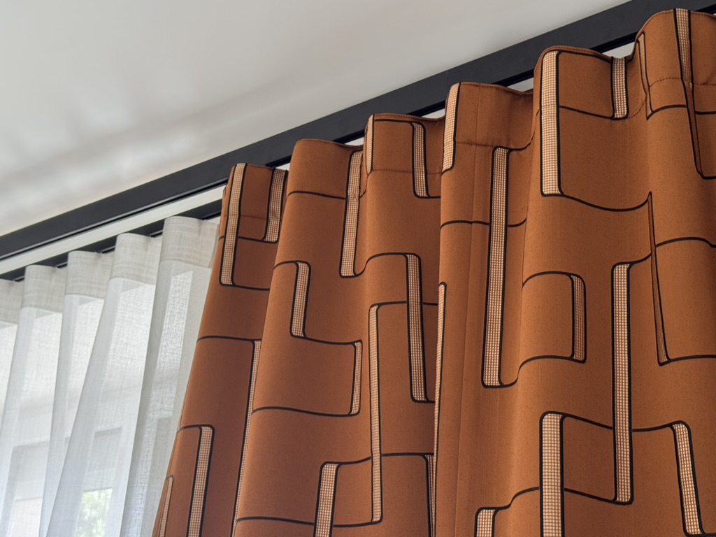Rideaux tête wave à motif graphique orange avec voilage — Maison Esclavissat