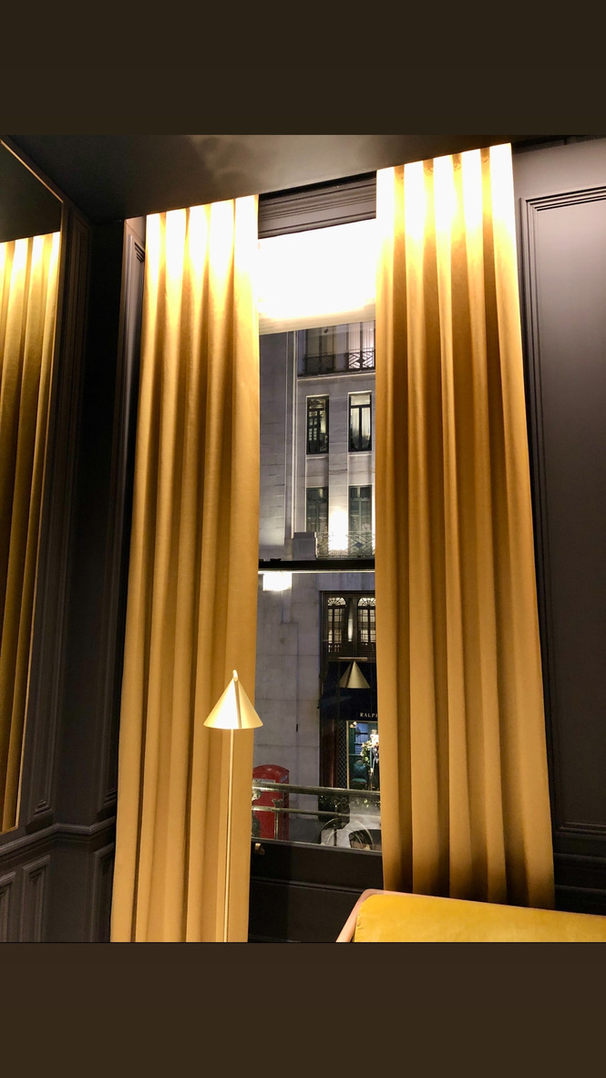 Rideaux tête wave dorés, ambiance feutrée — Maison Esclavissat