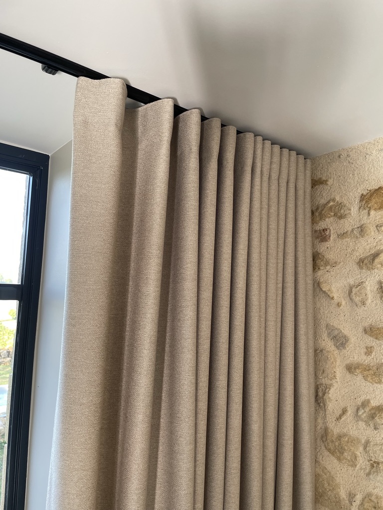 Rideaux tête wave en lainage beige sur mur en pierre — Maison Esclavissat