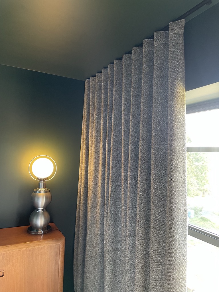 Rideaux tête wave en tweed gris, pose plafond — Maison Esclavissat