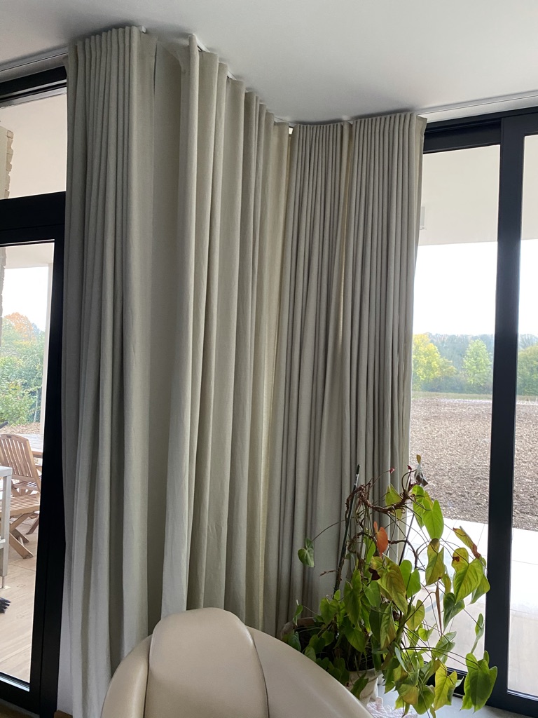 Rideaux tête wave greige en angle sur baies vitrées — Maison Esclavissat