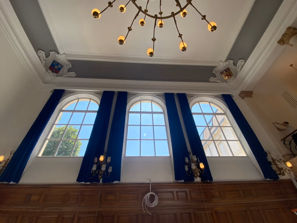 Rideaux en velours bleu de grande hauteur dans une salle de réception, confection et pose Maison Esclavissat