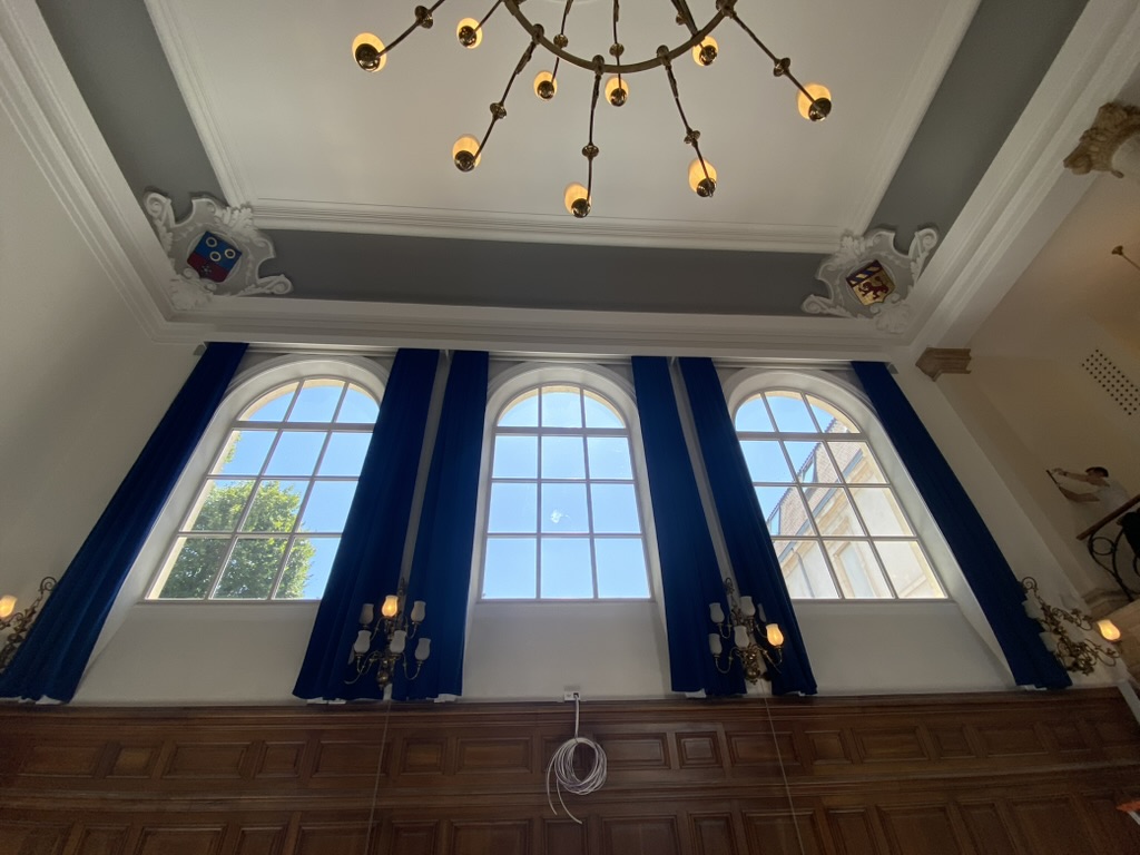 Rideaux velours bleu grande hauteur, salle de réception — Maison Esclavissat
