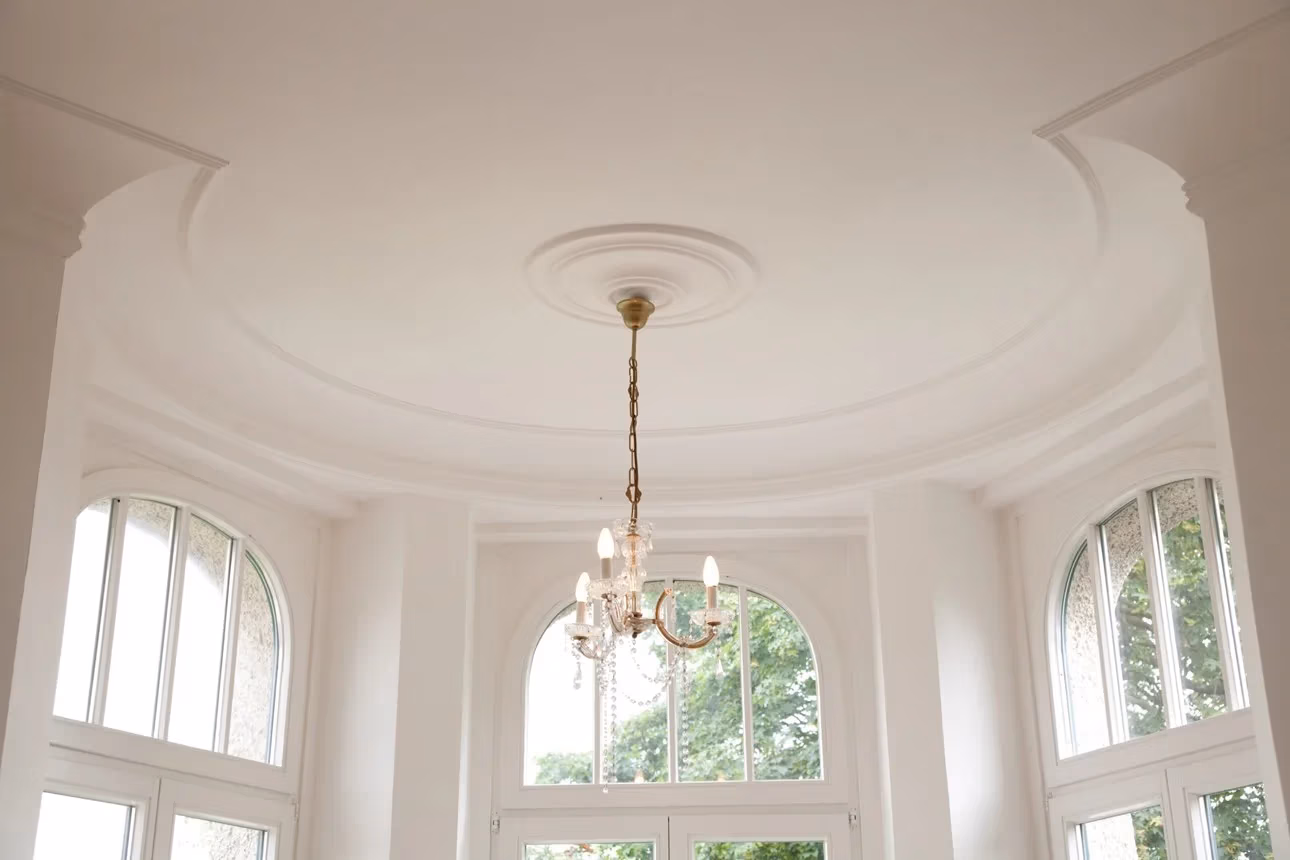 Rosace et corniches de plafond Noël & Marquet, style classique — Maison Esclavissat Mâcon