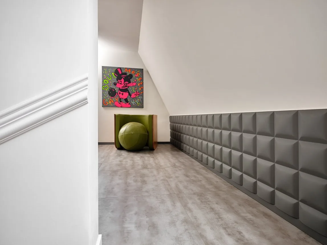 Soubassement 3D et cimaise Noël & Marquet dans un couloir — Maison Esclavissat Mâcon