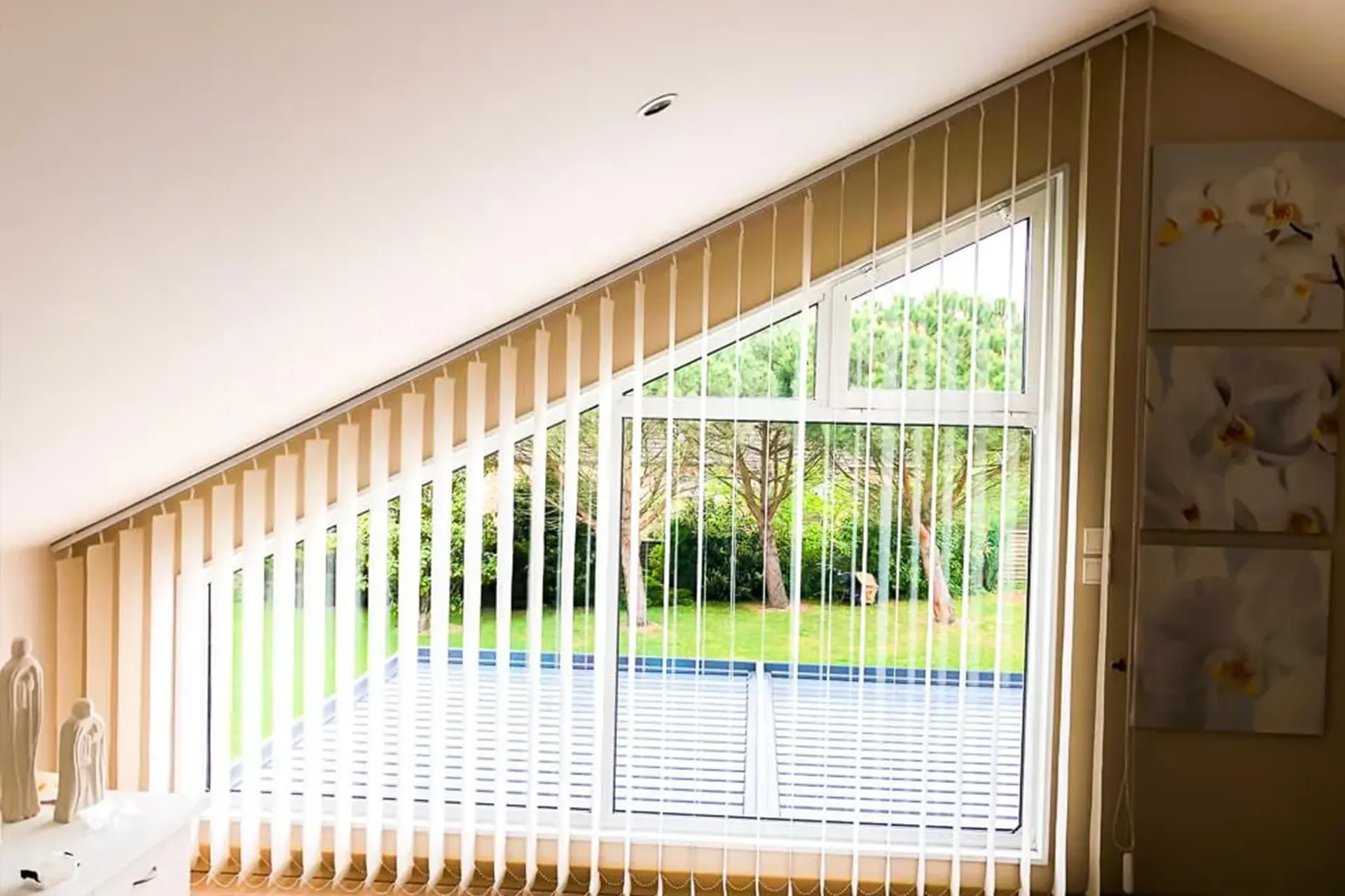 Store californien à bandes verticales Luxaflex — Maison Esclavissat Mâcon