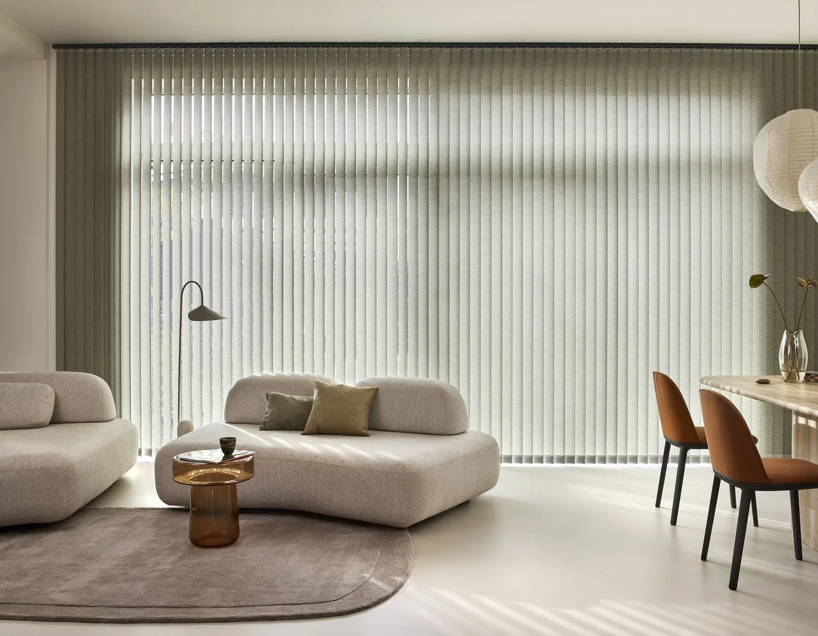 Séjour Store californien Luxaflex en ambiance séjour — Maison Esclavissat Mâcon