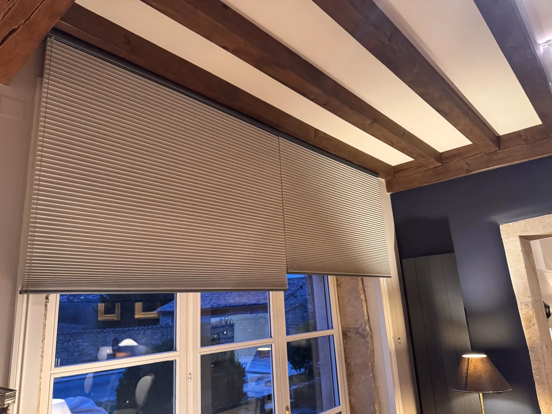 Pose sur poutres Store Duette Luxaflex posé sur poutres — Maison Esclavissat Mâcon