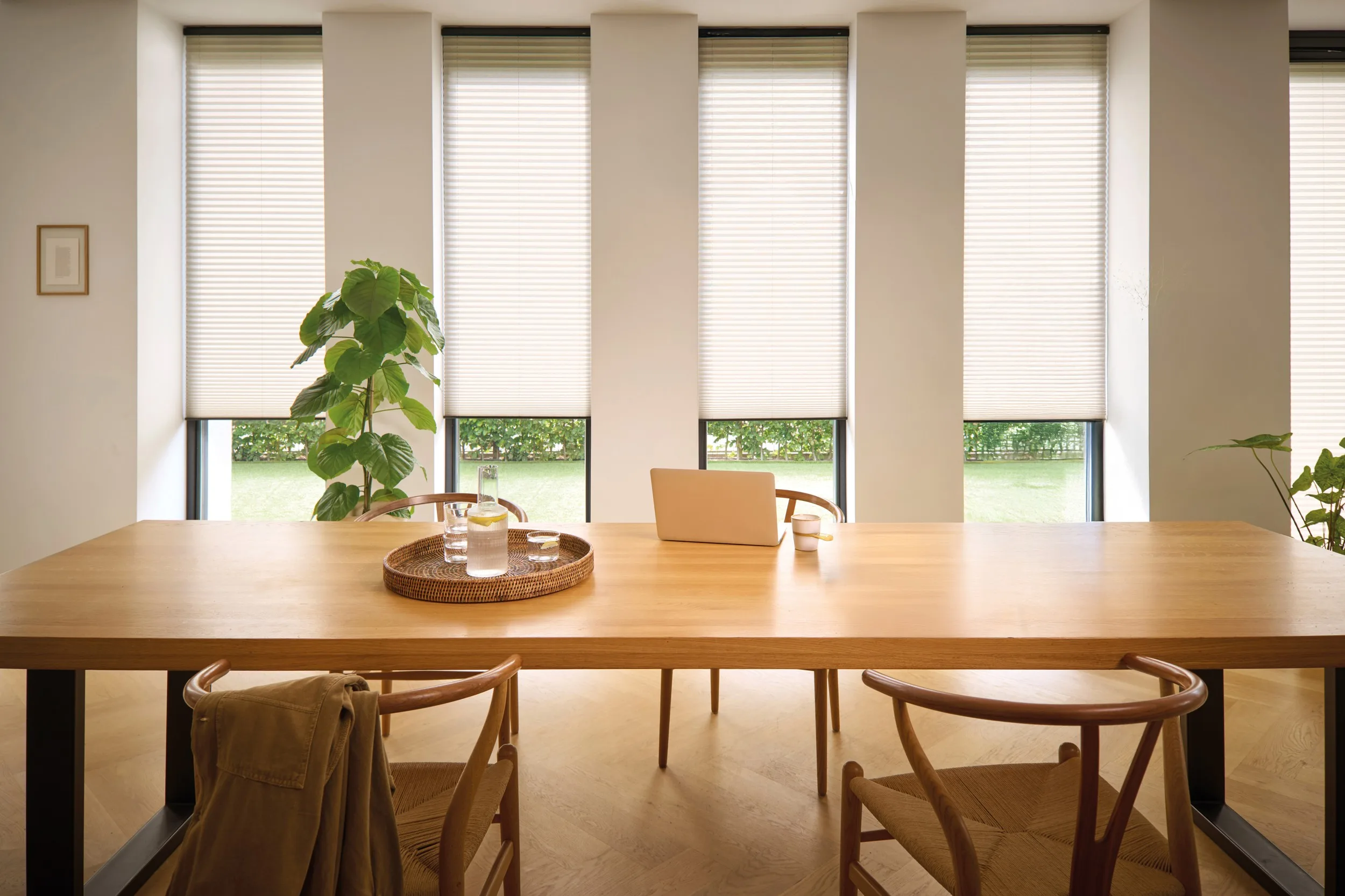Salon Store électrique Luxaflex en ambiance salon — Maison Esclavissat Mâcon