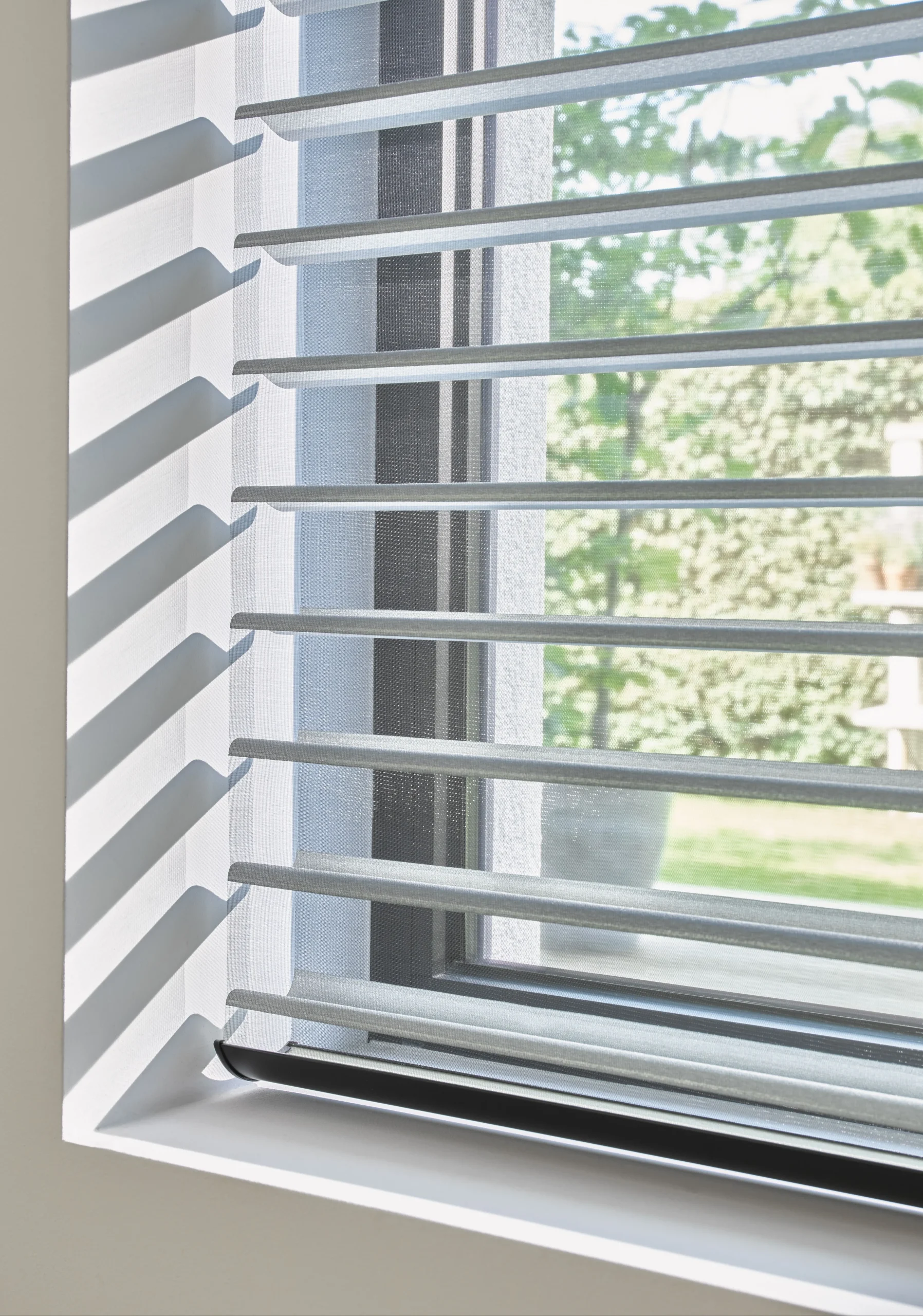 Chambre Store Silhouette Luxaflex en ambiance chambre — Maison Esclavissat Mâcon
