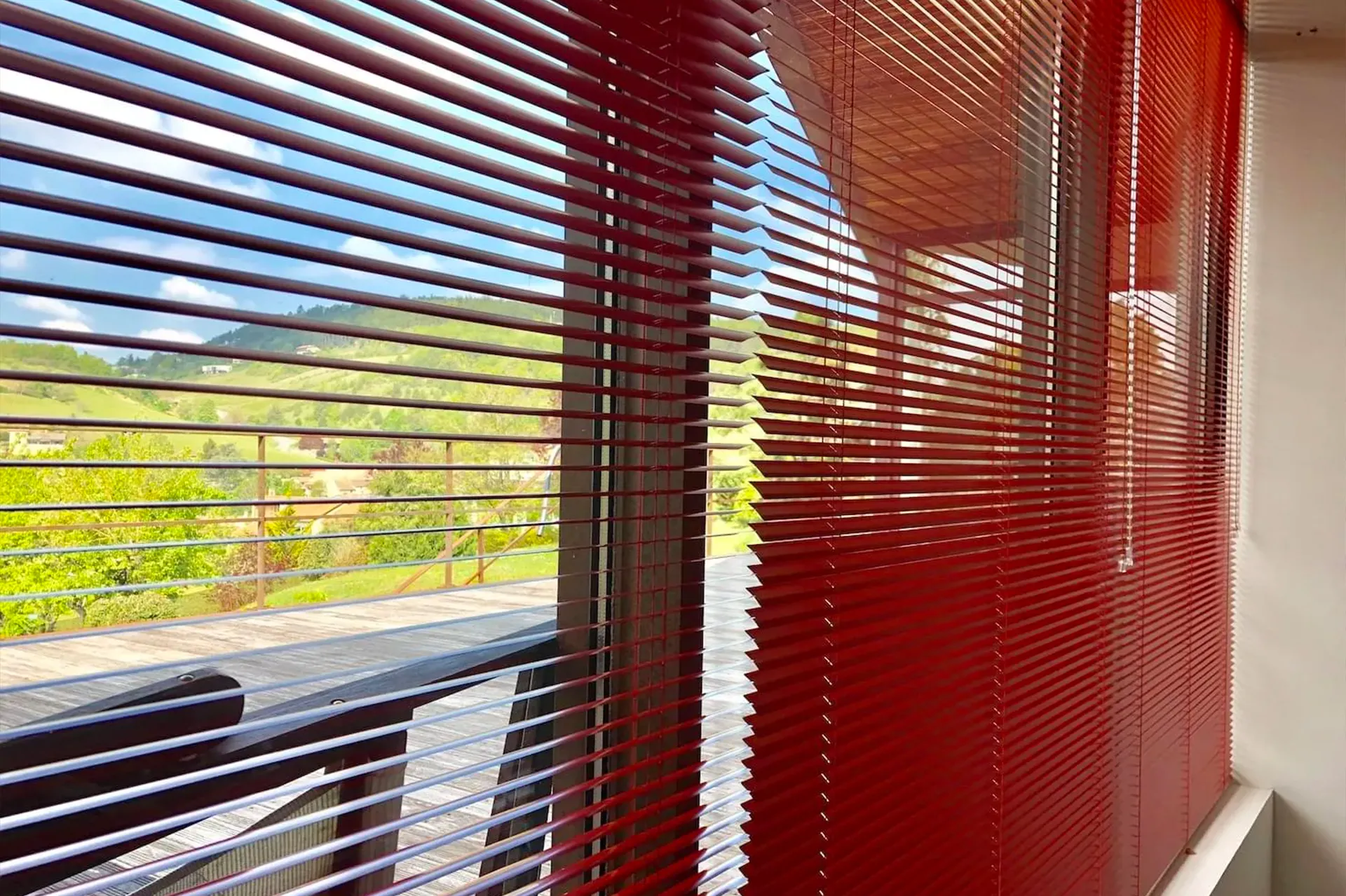Store vénitien à lamelles orientables Luxaflex — Maison Esclavissat Mâcon