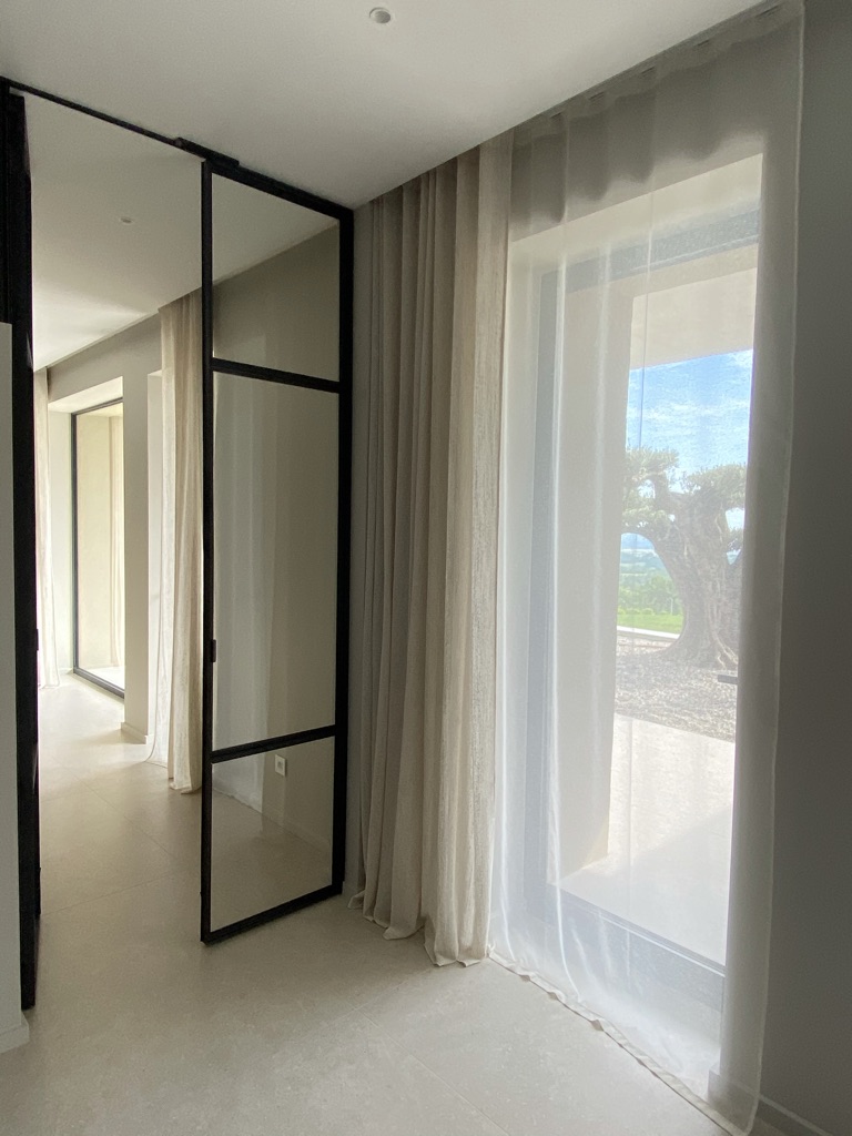 Voilage blanc et rideau de lin sur porte-fenêtre — Maison Esclavissat