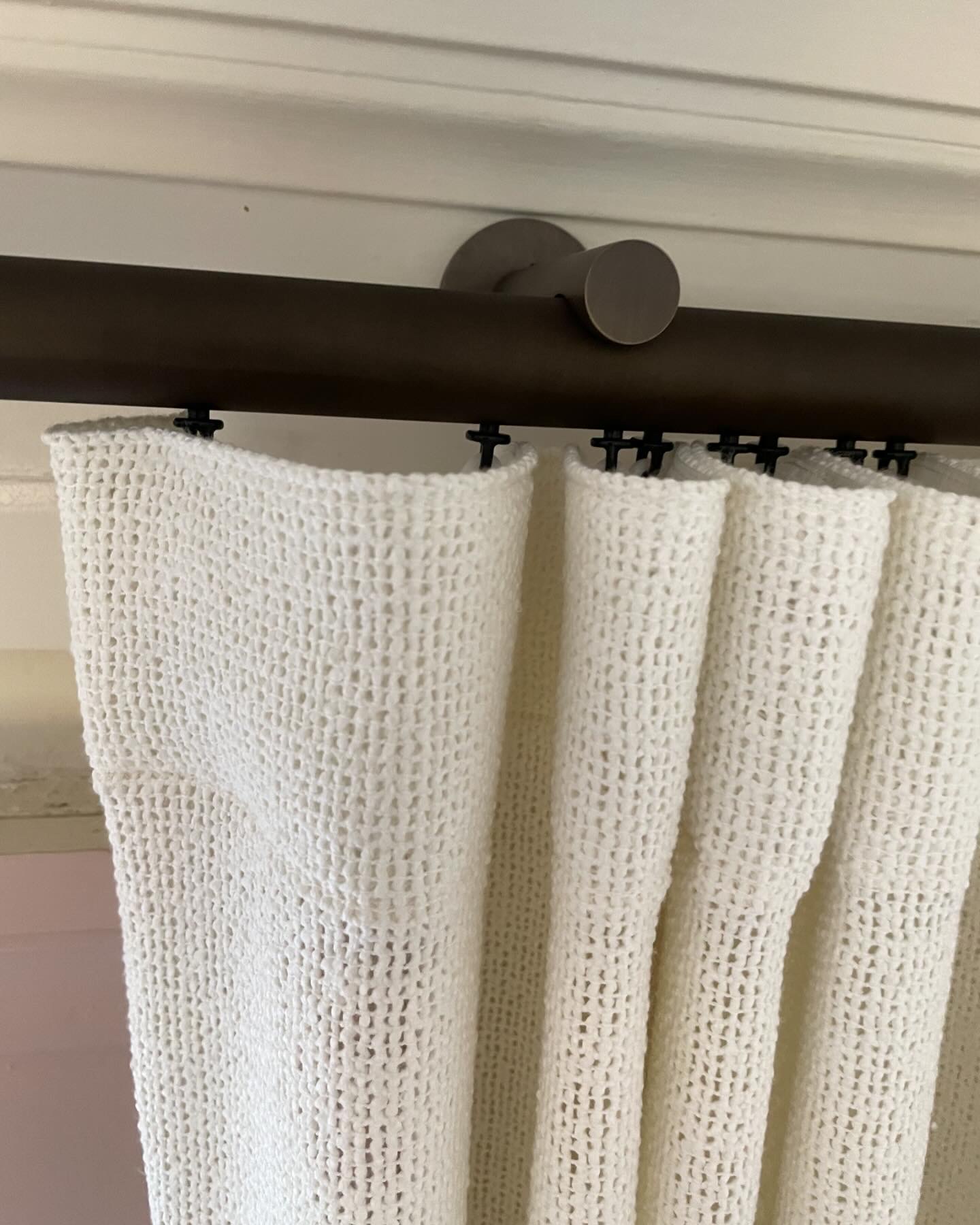 Voilage en tissage ajouré blanc sur tringle bronze — Maison Esclavissat