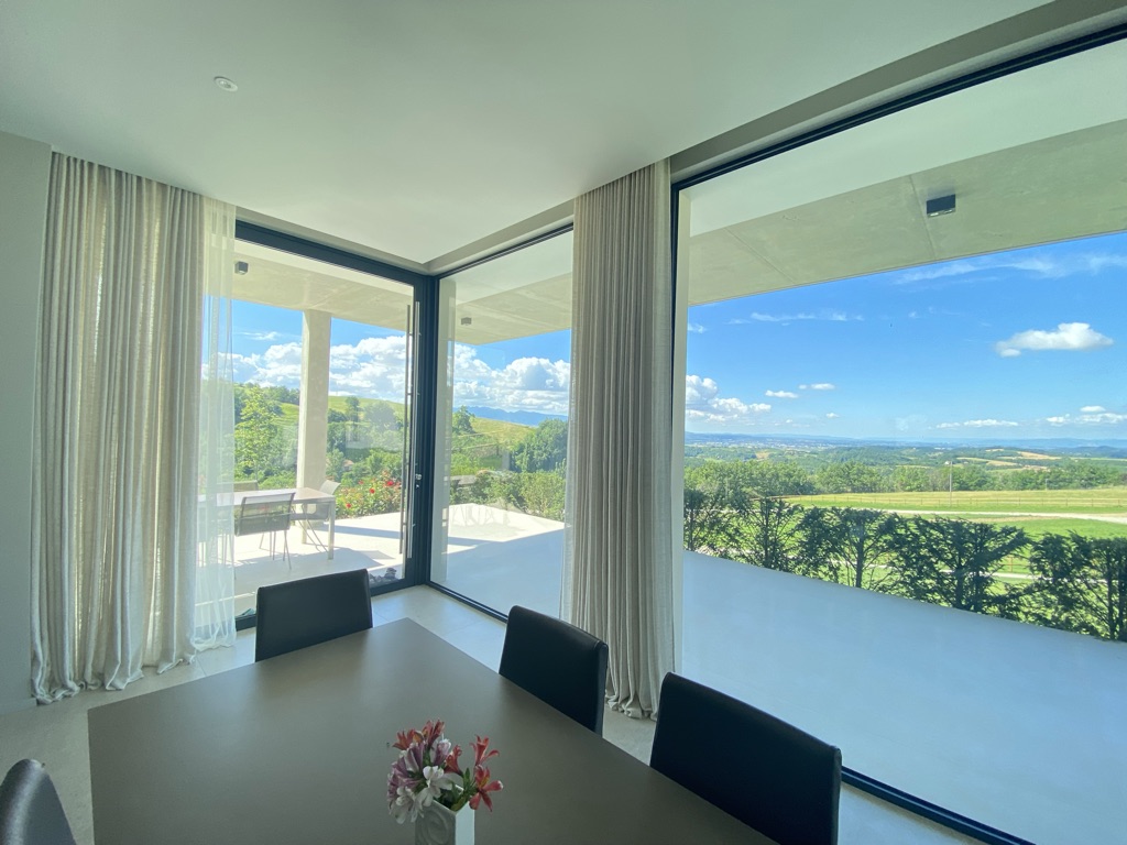 Voilages sur baies vitrées panoramiques, salle à manger — Maison Esclavissat