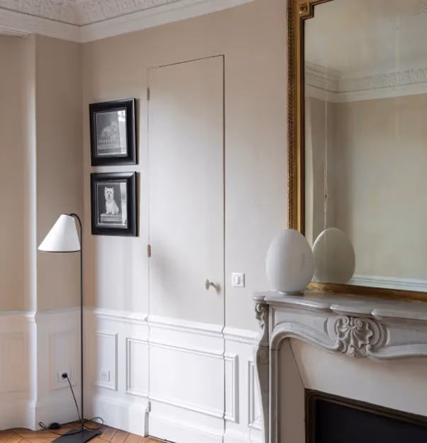 Enduit minéral chaux fine Ressource, salon beige moulures — Maison Esclavissat Mâcon