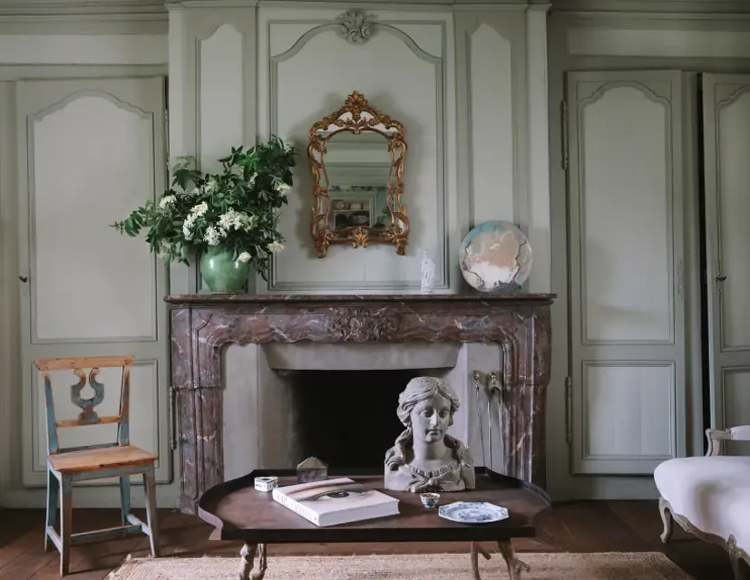 Peinture Ressource collection Antoinette Poisson, salon vert et cheminée — Maison Esclavissat Mâcon
